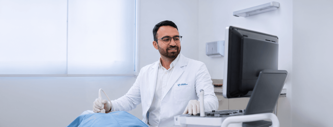 Dr. Leonardo na sala de exames com equipamento de ultrassom