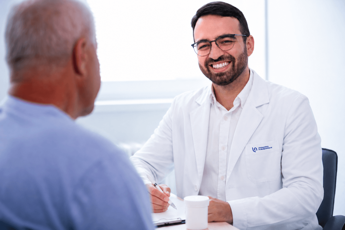 Consulta com escuta atenta e explicações claras