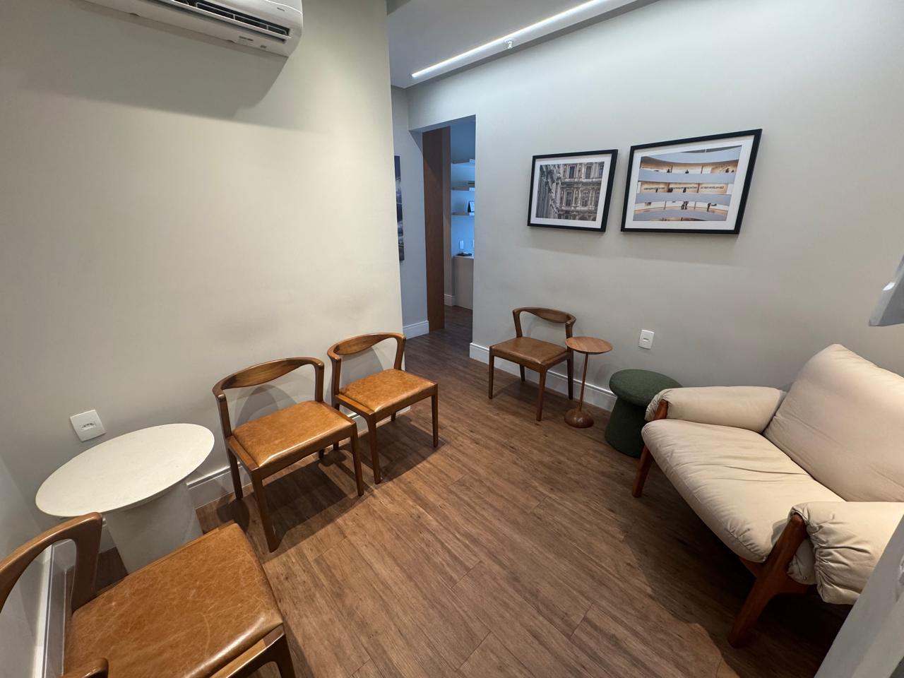 Sala de espera com poltronas e sofá